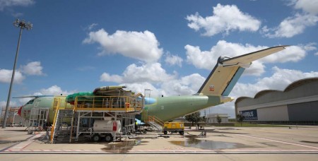 El primer Airbus Defense and Space A400M para el Ejército del Aire español durante sus pruebas en tierra, sin motores, en Sevilla.