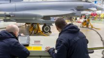 Empleados de Airbus Defence & Space en la cadena de montaje de Eurofighter en Getafe.