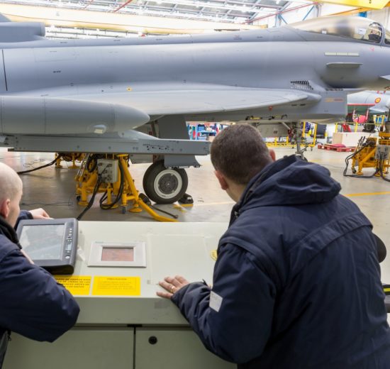 Empleados de Airbus Defence & Space en la cadena de montaje de Eurofighter en Getafe.