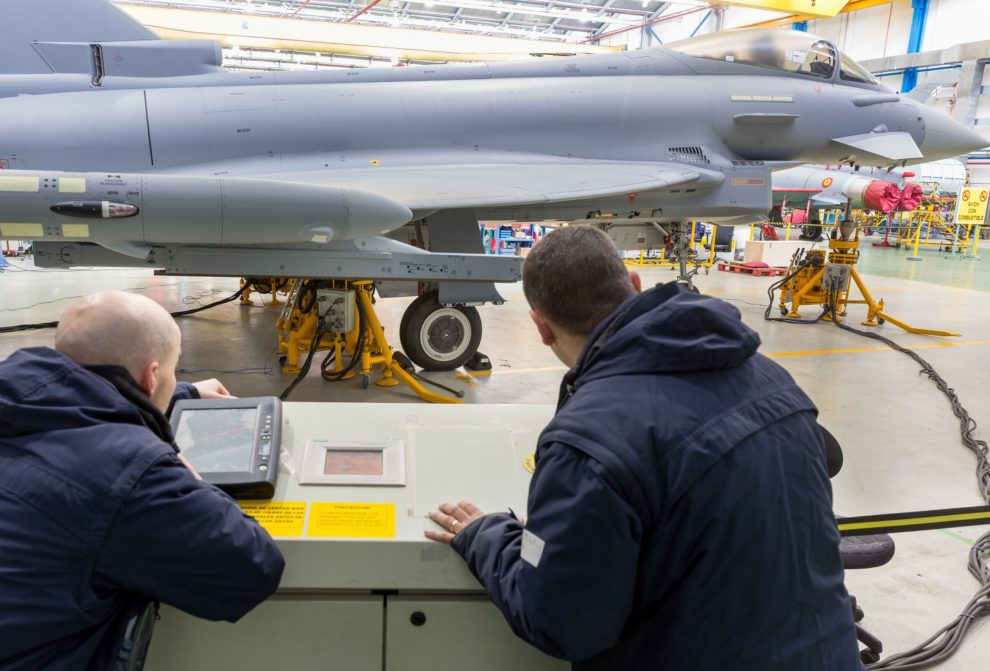 Empleados de Airbus Defence & Space en la cadena de montaje de Eurofighter en Getafe.