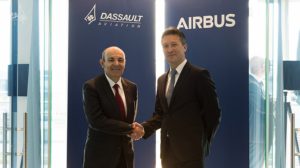 Eric Trappier (izquierda) y Dirk Hoke (derecha) tras la firma del acuerdo entre sus empresas, Dassault y Airbus para trabajar juntas ene l FCAS.