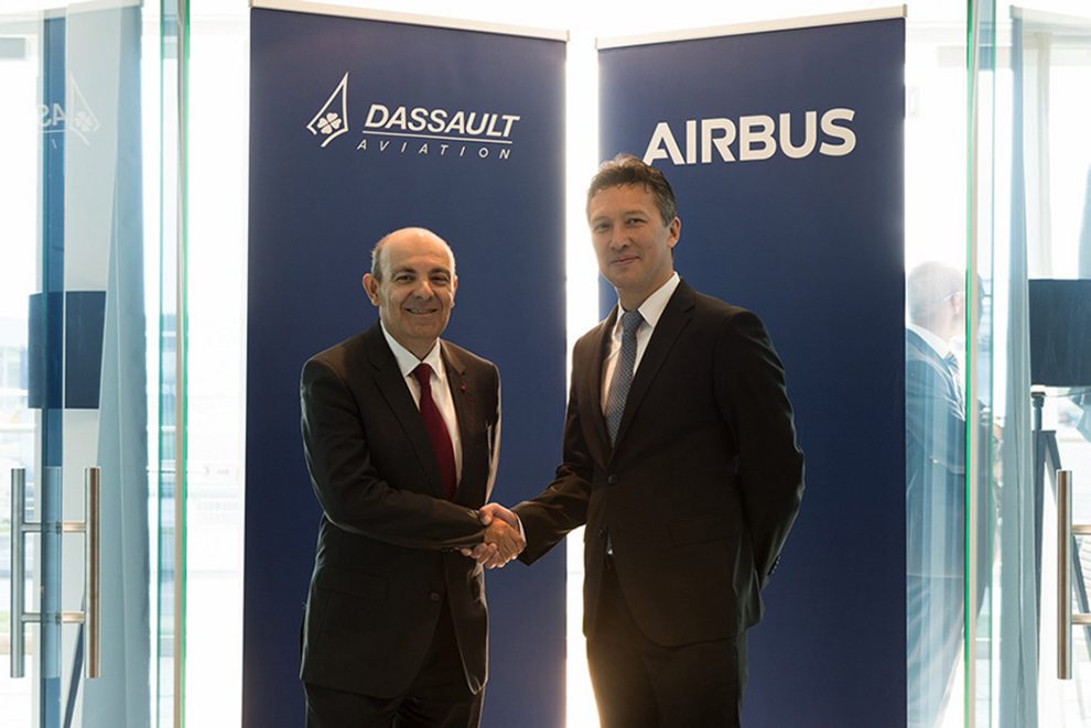 Eric Trappier (izquierda) y Dirk Hoke (derecha) tras la firma del acuerdo entre sus empresas, Dassault y Airbus para trabajar juntas ene l FCAS.