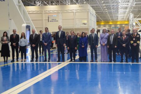 Felipe VI y los invitado VIP y directivos de Airbus en la planta de Airbus Espacio en Getafe.
