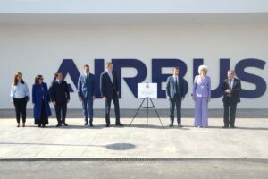 Felipe VI junto a la placa conmemorativa de la inauguración de la nueva planta de Airbus Espacio y miembros del Gobierno y directivos de Airbus.