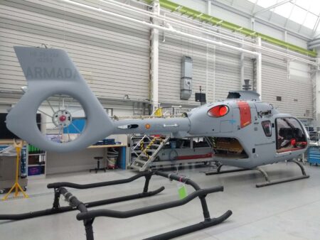 El primer Airbus Helicopters EC135 de la Armada en la cadena de producción en Albacete.
