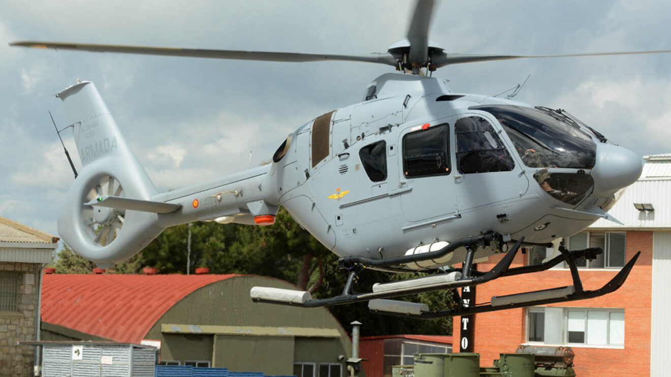 El H135 de la Armada usado para controlar el Flexrotor durante la demostración.