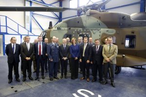 La ministra Cospedal junto a los máximos representantes de Airbus Helicopters, de Airbus en España, el Jefe del Estado Mayor del Ejército del Aire y diversos responsables del ministerio de Defensa frente al NH90 entregado a FAMET.