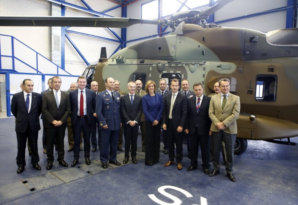 La ministra Cospedal junto a los máximos representantes de Airbus Helicopters, de Airbus en España, el Jefe del Estado Mayor del Ejército del Aire y diversos responsables del ministerio de Defensa frente al NH90 entregado a FAMET.