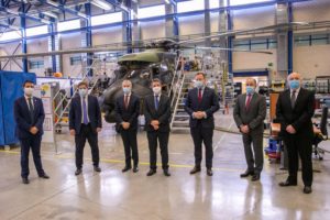 Los firmantes del acuerdo, al centro, acompañados de otras autoridades en la factoría de Airbus Helicopters en Añbacete.