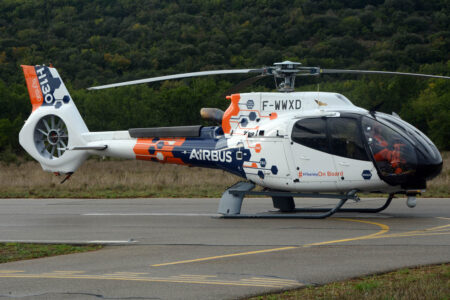 El H130 equipado como laboratorio aéreo desde el que se controlaron (sin despegar) los drones en el ejercicio de HTeaming.