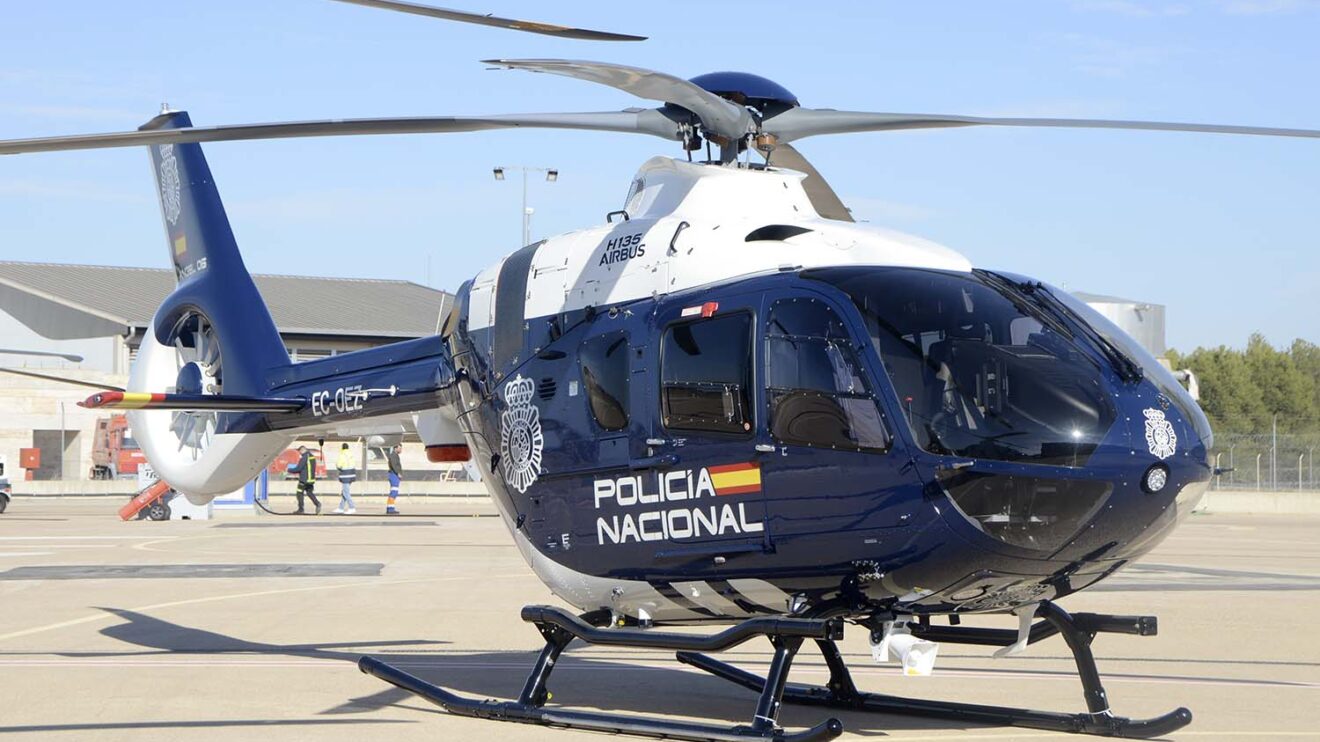 El Airbus Helicopters H135 de la Policía también luce los nuevos colores.