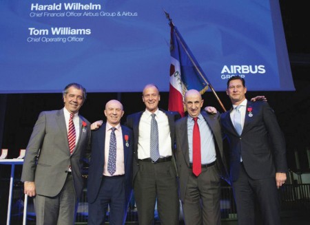 Fernando Alonso, Tom Williams, Tom Enders, Louis Gallois, y Harald Wilhelm celebrando la entrega de la medalla.