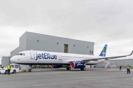 El primer Airbus construido en Estados Unidos ya con los colores de JetBlue a la salida del hangar de pintura.