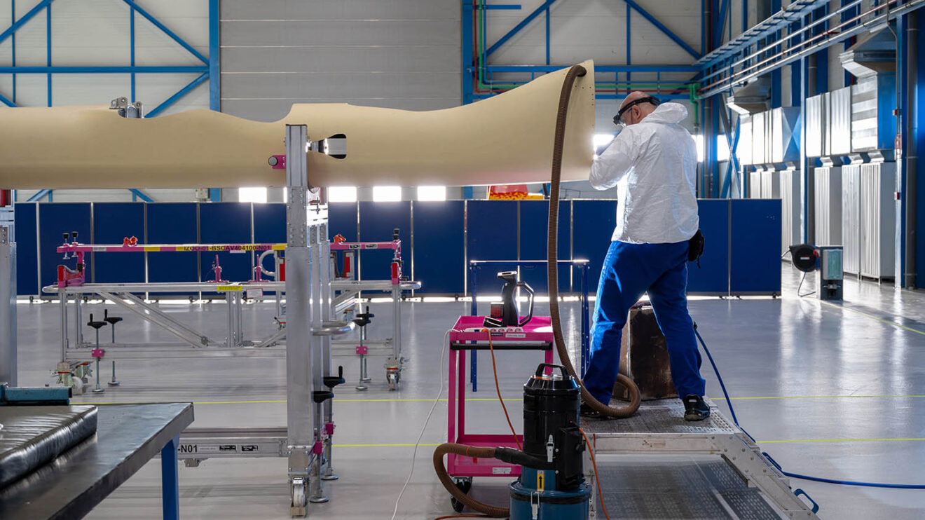 Revisión del fuselaje tras su llegada a la cadena de montaje en Getafe.