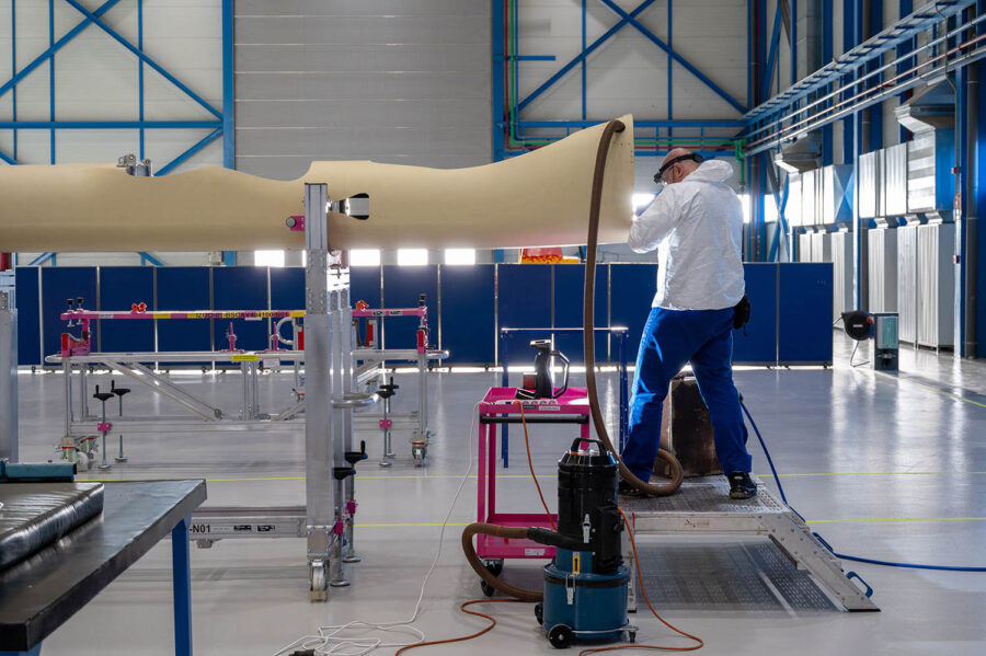 Revisión del fuselaje tras su llegada a la cadena de montaje en Getafe.