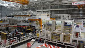 Estación de unión de las secciones del fuselaje y alas de aviones de la familia A320 en una de las líneas de montaje en Toulouse.