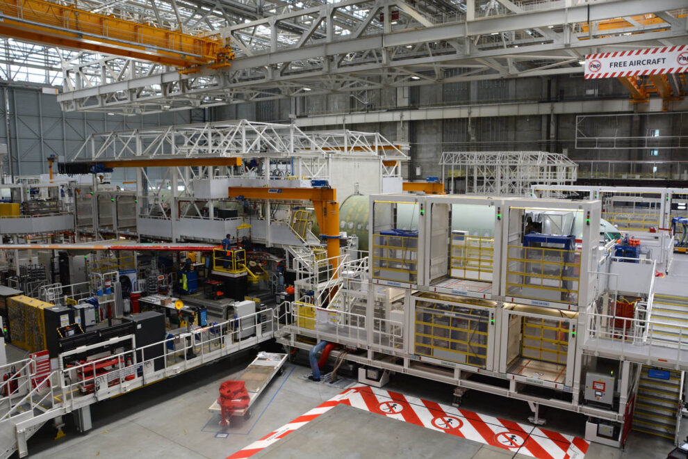 Estación de unión de las secciones del fuselaje y alas de aviones de la familia A320 en una de las líneas de montaje en Toulouse.