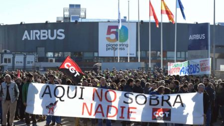 Protesta de empleados de Airbus en getafe contra los despidos previstos.