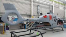 Primer Airbus Helicopters H135 de la Armada en la cabina de pintura.
