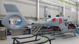 Primer Airbus Helicopters H135 de la Armada en la cabina de pintura.