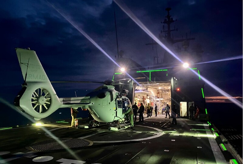 Un H135 sobre la cubierta del buque Meteoro de la Armada.