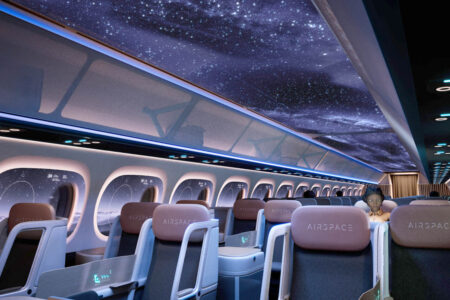 Imagen conceptual de cómo podría ser una cabina de Airbus con pantallas en techo y paredes.