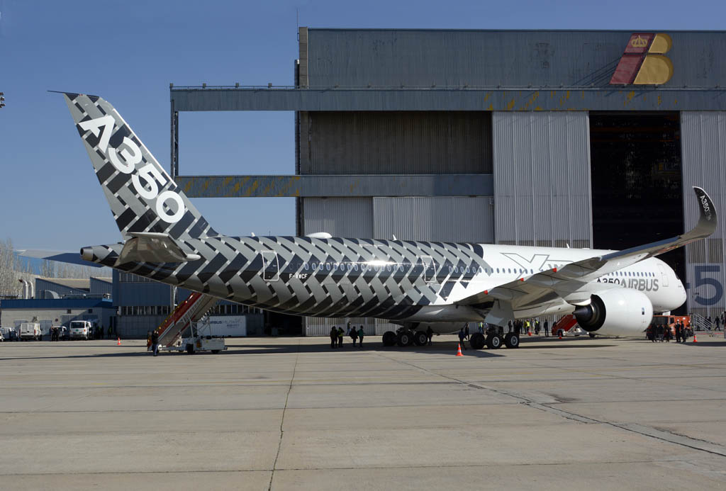 La decoración del A350 F-WWCF imita el aspecto de la fibra de carbono de la que está hecho en gran parte.