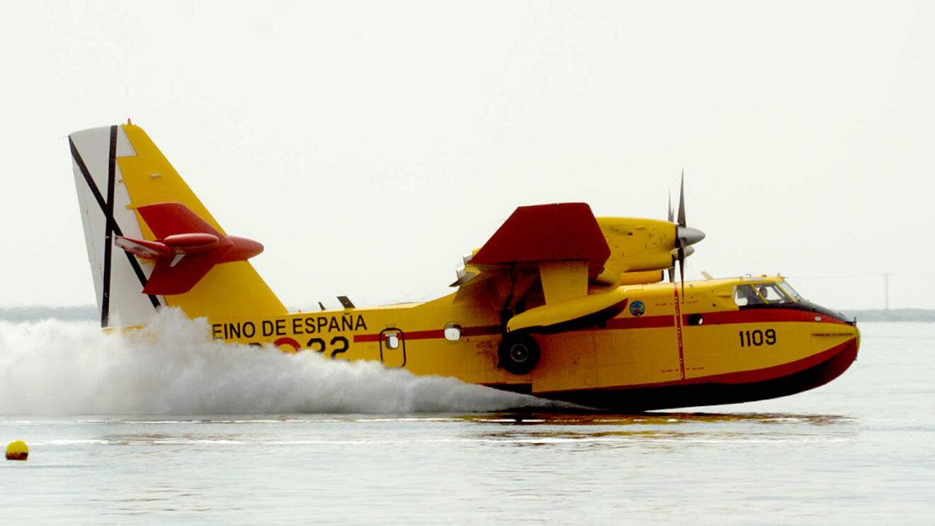 Canadair CL--215T cargando agua frente a la tribuna de autoridades.