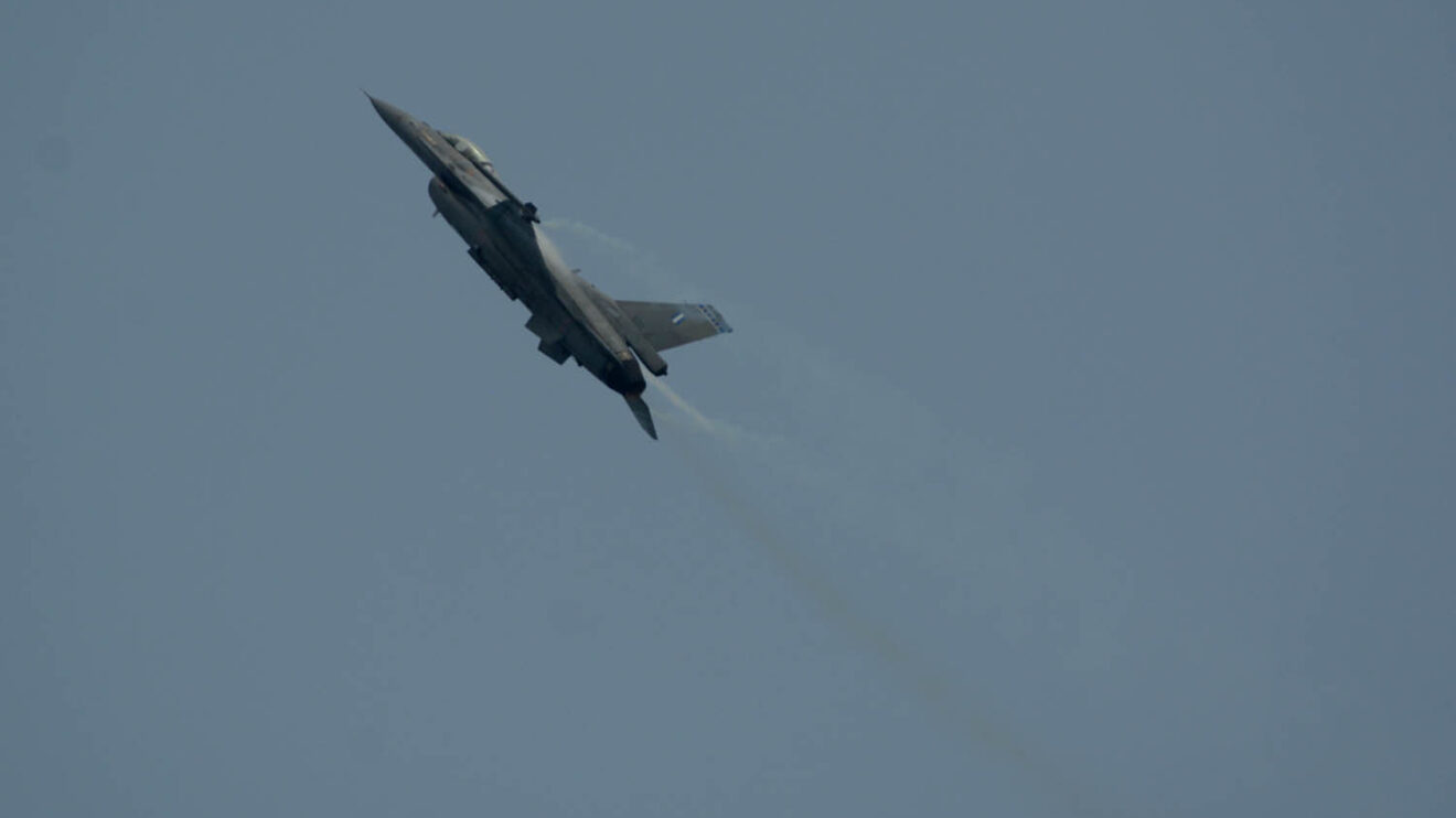 La Fuerza Aérea griega desplazó un F-16 con sus colores estándard.