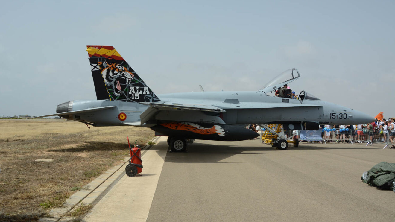 El Ala 15 cumple 40 años y lo ha celebrado decorando así uno de sus McDonnell Douglas F/A-18.