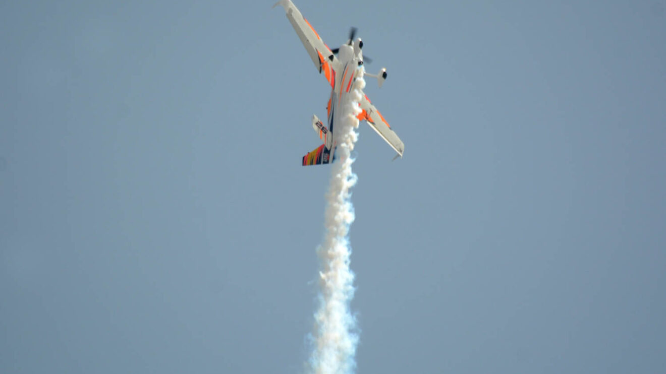 Juan Velarde demostró las capacidades de un avión acrobático.