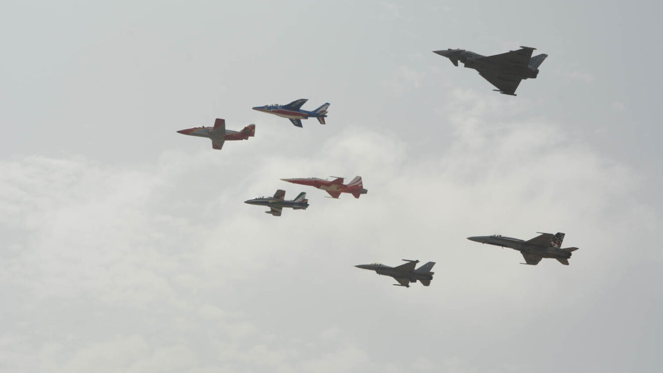 Formación de los jefes de las patrullas presentes junto al F-16 griego y un Eurofighter y F/A-18 españoles.