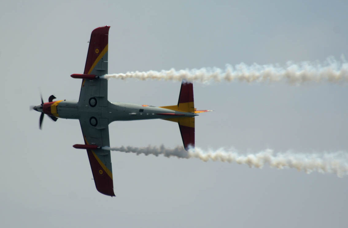 Debut del PC-21 en vuelo, y con sus generadores de humo. Epseremos que pronto veamos a varios aviones volando juntos en demostraciones.