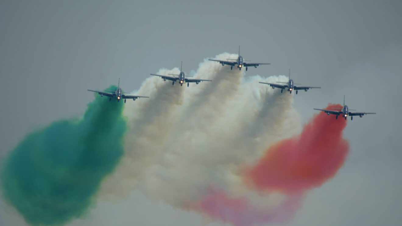 Los Frecce Tricolori y su espeso humo.