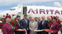 Akbar Al Baker, con traje claro, en la entrega a Air Italy del primer Boeing 737 MAX.