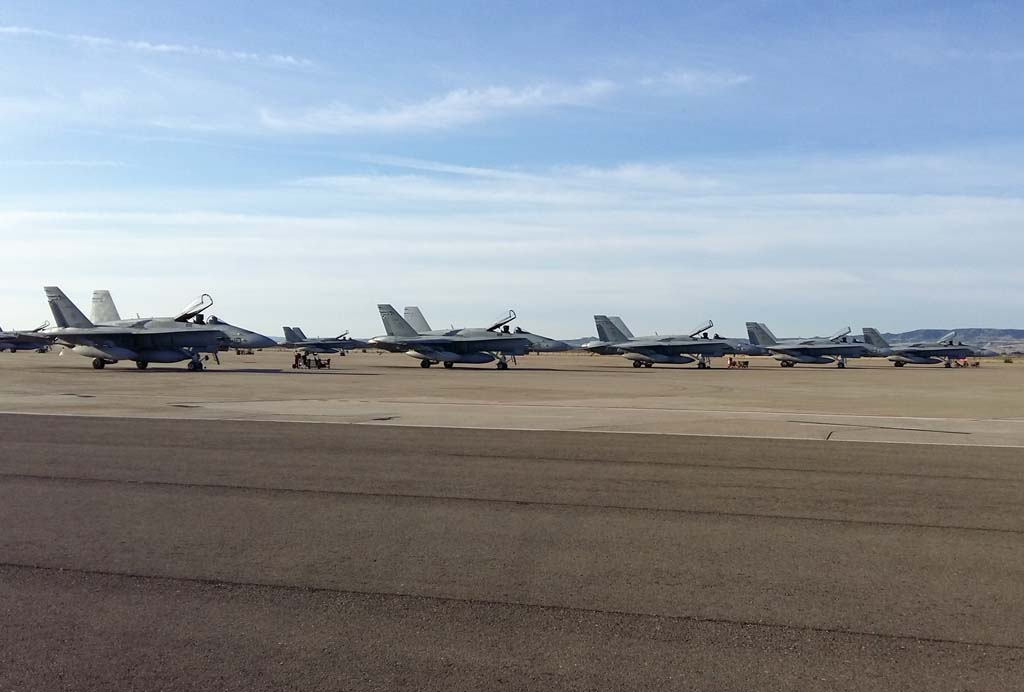 Los cinco F/A-18 del Ala 15 listos para partir desde la base aérea de Zaragoza hacia Estonia.