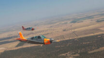 Dos de los F-33C del vuelo conmemorativo de las 150.000 hroas de vuelo fotografiados desde el tercero.