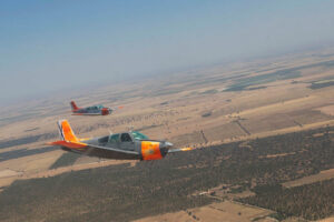 Dos de los F-33C del vuelo conmemorativo de las 150.000 hroas de vuelo fotografiados desde el tercero.