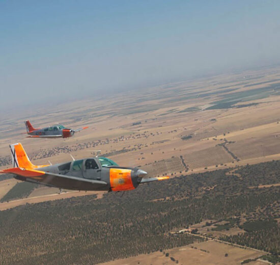 Dos de los F-33C del vuelo conmemorativo de las 150.000 hroas de vuelo fotografiados desde el tercero.