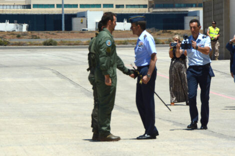 El general Braco, JEMA, saluda a los dos pilotos que escenificaron el cambio del F-18A al Eurofighter.