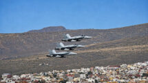 Tres F-18A del Ala 46 en pasada sobre la base aérea de Gando.
