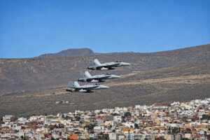 Tres F-18A del Ala 46 en pasada sobre la base aérea de Gando.