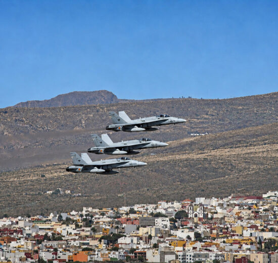 Tres F-18A del Ala 46 en pasada sobre la base aérea de Gando.