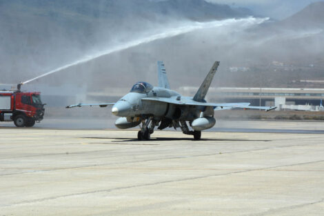 Arco de agua de despedida al F18 del Ala 46.