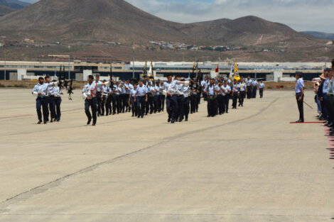 Desfile durnate la ceremonia de despedida del F-18 y bienvenida al Eurofighter en Gando.