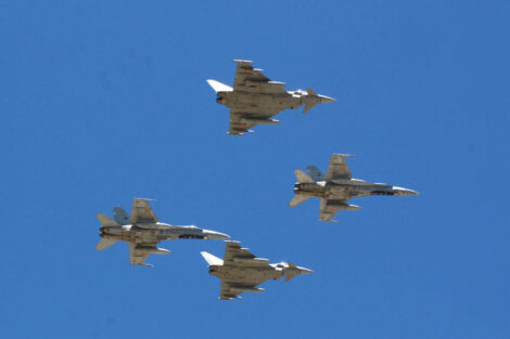 Desfile aéreo con una formación de Eurofighter y F-18A.