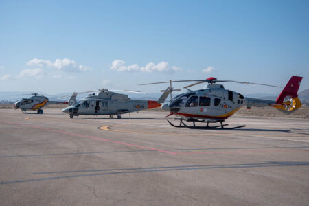 El S-76 entre los otros dos modelos del Ala 78,  el Eurocopter EC120B a la izquierda, de la foto, y el Airbus Helicopters H135 a la derecha.