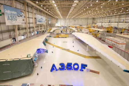 Las alas del primer Airbus A350F en la cadena de producción en Reino Unido.