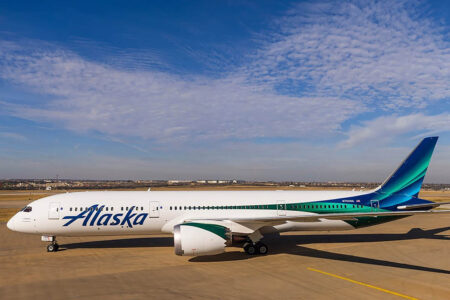 Primer Boeing 787 en lucir los nuevos colores de Alaska Airlines inspirados en la aurora boreal.
