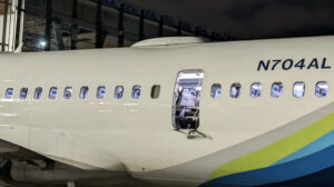 El avión de Alaska Airlines en tierra con el aujero en su fuselaje.